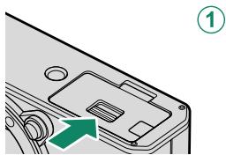 FUJIFILM X-E4 - Insertion de la batterie et d'une carte mémoire - 1