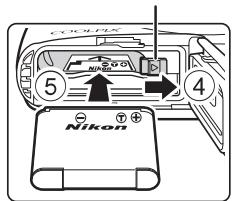 NIKON S33 - Ouvrez le volet du logement pour accumulateur/cartémoire, puis insérez l'accumulateur et la carte mémoire. - 2