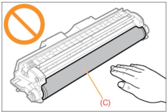 CANON LBP7018C - Évitez de toucher les contacts électriques (a), la mémoire (b) de la cartouche à tambour ou le rouleau de développement (c). - 2