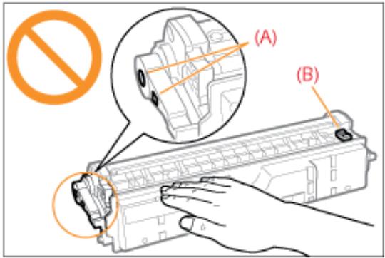 CANON LBP7018C - Évitez de toucher les contacts électriques (a), la mémoire (b) de la cartouche à tambour ou le rouleau de développement (c). - 1