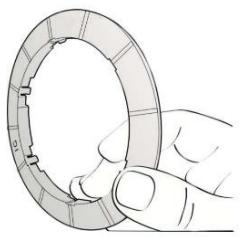 EZICLEAN WINDOBOT - Étape 4. Installes le chiffon de nettoyage et l'anneau de nettoyage, verrouillez correctement le cable de sécurité. Assurez-vous que l'anneau de nettoyage est parfaitement recouvert par le chiffon de nettoyage et placez l'anneau de nettoyage sur la roue de nettoyage correctement afin d'éviter toute fuite d'air. - 1