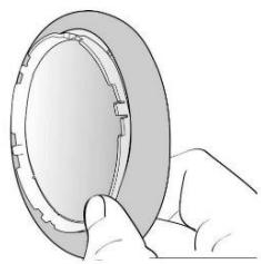 EZICLEAN WINDOBOT - Étape 4. Installes le chiffon de nettoyage et l'anneau de nettoyage, verrouillez correctement le cable de sécurité. Assurez-vous que l'anneau de nettoyage est parfaitement recouvert par le chiffon de nettoyage et placez l'anneau de nettoyage sur la roue de nettoyage correctement afin d'éviter toute fuite d'air. - 3