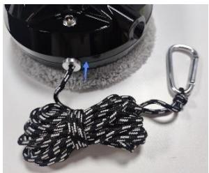 EZICLEAN WINDOBOT - Étape 4. Installes le chiffon de nettoyage et l'anneau de nettoyage, verrouillez correctement le cable de sécurité. Assurez-vous que l'anneau de nettoyage est parfaitement recouvert par le chiffon de nettoyage et placez l'anneau de nettoyage sur la roue de nettoyage correctement afin d'éviter toute fuite d'air. - 5