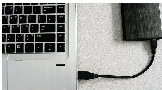Crucial MX500 - Mettez la pièce d'écartement de côté - 1