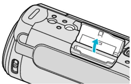 JVC GZ-E300 - Insérer une nouvelle carte SD - 2