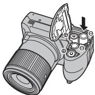 FUJIFILM FINEPIX S8400W - Insérez les piles. - 1