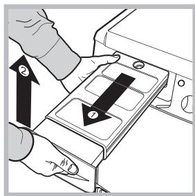 HOTPOINT TCS93BPFR - Vidange du réservoir d'eau après chaque cycle - 1