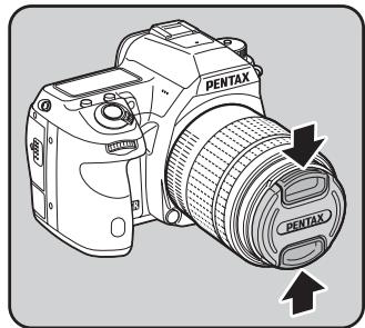 PENTAX K7+DA18-55WR+50-200 - Pour retirer le bouchon avant de l'objectif, enfoncez les parties indiquées sur l'illustration. - 1
