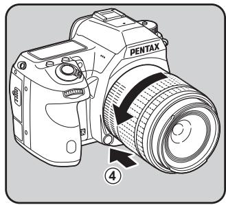 PENTAX K7+DA18-55WR+50-200 - Pour retirer le bouchon avant de l'objectif, enfoncez les parties indiquées sur l'illustration. - 2