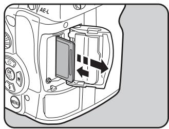 PENTAX K7+DA18-55WR+50-200 - Introduisez la carte à fond, l'étiquette de la carte mémoire SD étant dirigée vers l'écran. - 2