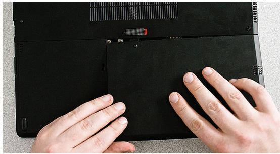 Crucial mX500 SSD 25060 - Rebranche les câbles et réinstallé les pattes de fixation sur le SSD - 1