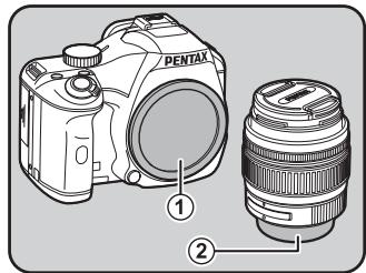 PENTAX KX+KC+18-55 - Retirez les caches de la monture du boîtier (①) et de la monture de l'objectif (②). - 1