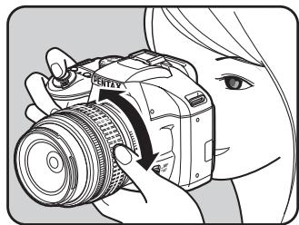 PENTAX KX+KC+18-55 - Regardez le sujet dans le viseur. - 1
