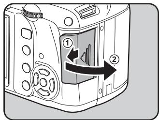 PENTAX KX+KC+18-55 - Faites glisser la trappe de protection du logement de la carte dans le sens de la flèche, puis soulevez-la pour l'ouvrir(① → ②). - 1