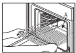 INDESIT IS67M5PCW/FR - INTRODUCTION DES GRILLES ET AUTRES ACCESSOIRES DANS LE FOUR - 1