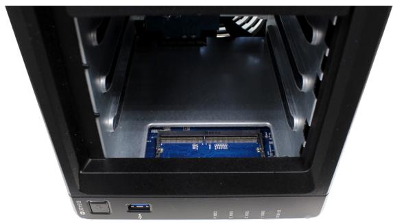 SYNOLOGY DS420+ - Pour installer le module de mémoire - 1