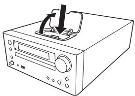 ONKYO CS-545 - Insertion de votre ipod dans le socle pour ipod du lecteur de cds. - 1