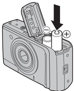 FUJIFILM A800 - Chargez les piles correctement en respectant les signes de polarité. - 1