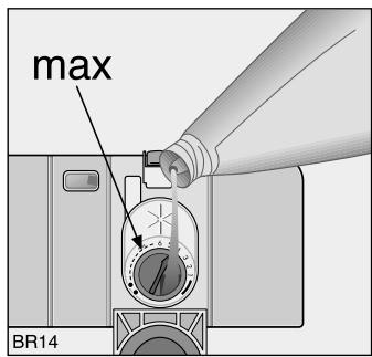 ARTHUR MARTIN ASL6240SC - Remplissage du réservoir de produit de rangement - 2