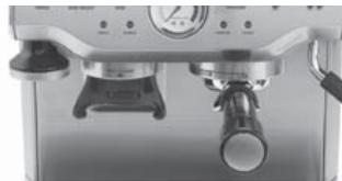 RIVIERA ET BAR CE834A PRO + BROYEUR - Insertion du porte-filtre - 2