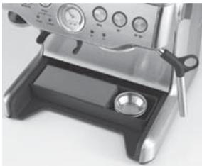 RIVIERA ET BAR CE834A PRO + BROYEUR - Nettoyage du bac de rangement des accessoires (25) - 1
