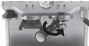 RIVIERA ET BAR CE834A PRO + BROYEUR - Insertion du porte-filtre - 1