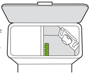 IROBOT J7558 - Entfernen von Schmutz von der Geblaseabdeckung - 1