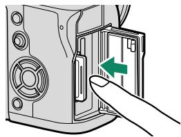 FUJIFILM X-TS - Retrait des cartes mémoire - 1
