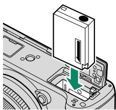 FUJIFILM X-TS - Insérez la batterie comme illustré. - 2