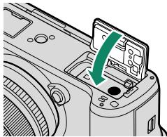 FUJIFILM X-TS - Fermez le couvercle du compartiment de la batterie. - 2