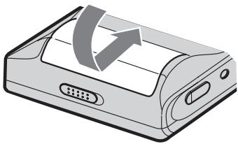 SONY MZ-NH700 - Insertion de la batterie rechargeable. - 3
