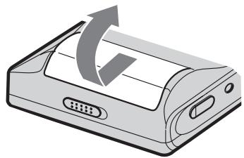 SONY MZ-NH700 - Insertion de la batterie rechargeable. - 1