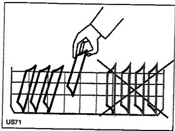 ARTHUR MARTIN ASF 2648 BLANC - Dans le cas de chargement des assiettes dans le panier supérieur: - 1