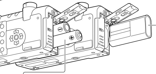 MINOLTA DiMAGE F200 - Mise en place de la pile - 3