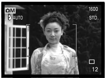 MINOLTA DiMAGE F200 - Mémorisation de la mise au point - 2