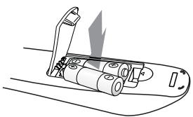 SAMSUNG HT-X720 GT PLATINUM - Installation des piles dans la télécommande - 3