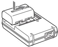 SONY DSLRA850 - Insérez la batterie sur le chargeur de batterie. - 1
