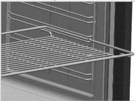 LEISURE CS90F320X - Placer correctement l'étagère métallique et la plaque sur les châssis métalliques - 1