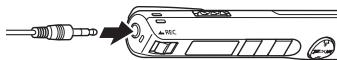 OLYMPUS VP-10 - Branchez les écouteurs sur la prise écouteurs de l'enregistreur vocal (c) - 1