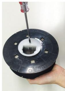 XYZ PRINTING 35DDA VINCI MINI PLUS - Installation de la bague de l'axe de la bobine de filament - 9