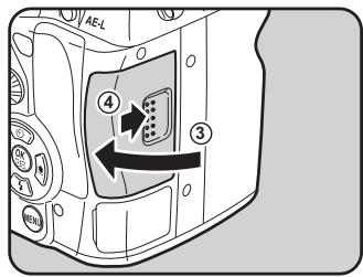 PENTAX K7+DA 18-55MM WR - Introduisez la carte à fond, l'étiquette de la carte mémoire SD étant dirigée vers l'écran. - 4