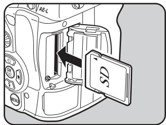 PENTAX K7+DA 18-55MM WR - Introduisez la carte à fond, l'étiquette de la carte mémoire SD étant dirigée vers l'écran. - 1