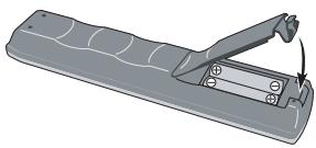 PIONEER DVR-630HS - Mise en place des piles dans le boîtier de télécommande - 3