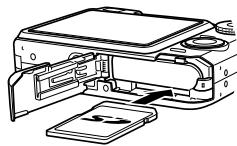CASIO EX-Z750 - Insérer une carte mémoire dans l'appareil photo - 2