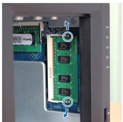 SYNOLOGY DS418play - Pour retirer le module mémoire : - 1