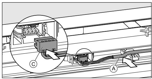 MIELE HFN 29683 DNR - Installer la liaison par câble sur la charnière de porte supérieure - 2