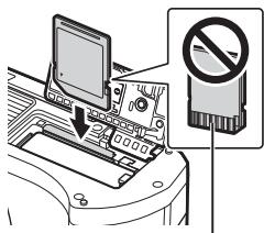 OLYMPUS E-M10 MKIV NU ARGENT - Insertion et retrait de la batterie et de la carte - 4