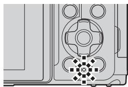 OLYMPUS E-M10 MKIV NU ARGENT - Vérifiez que la batterie est installée dans l'appareil photo et connectez le cable USB et l'adaptateur USB-AC. - 2