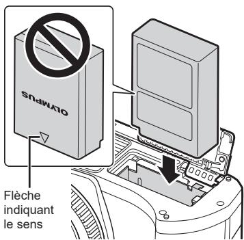 OLYMPUS E-M10 MKIV NU ARGENT - Insertion et retrait de la batterie et de la carte - 3