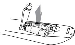 SAMSUNG HT-X620T/XE - Insérez les piles de la télécommande - 3